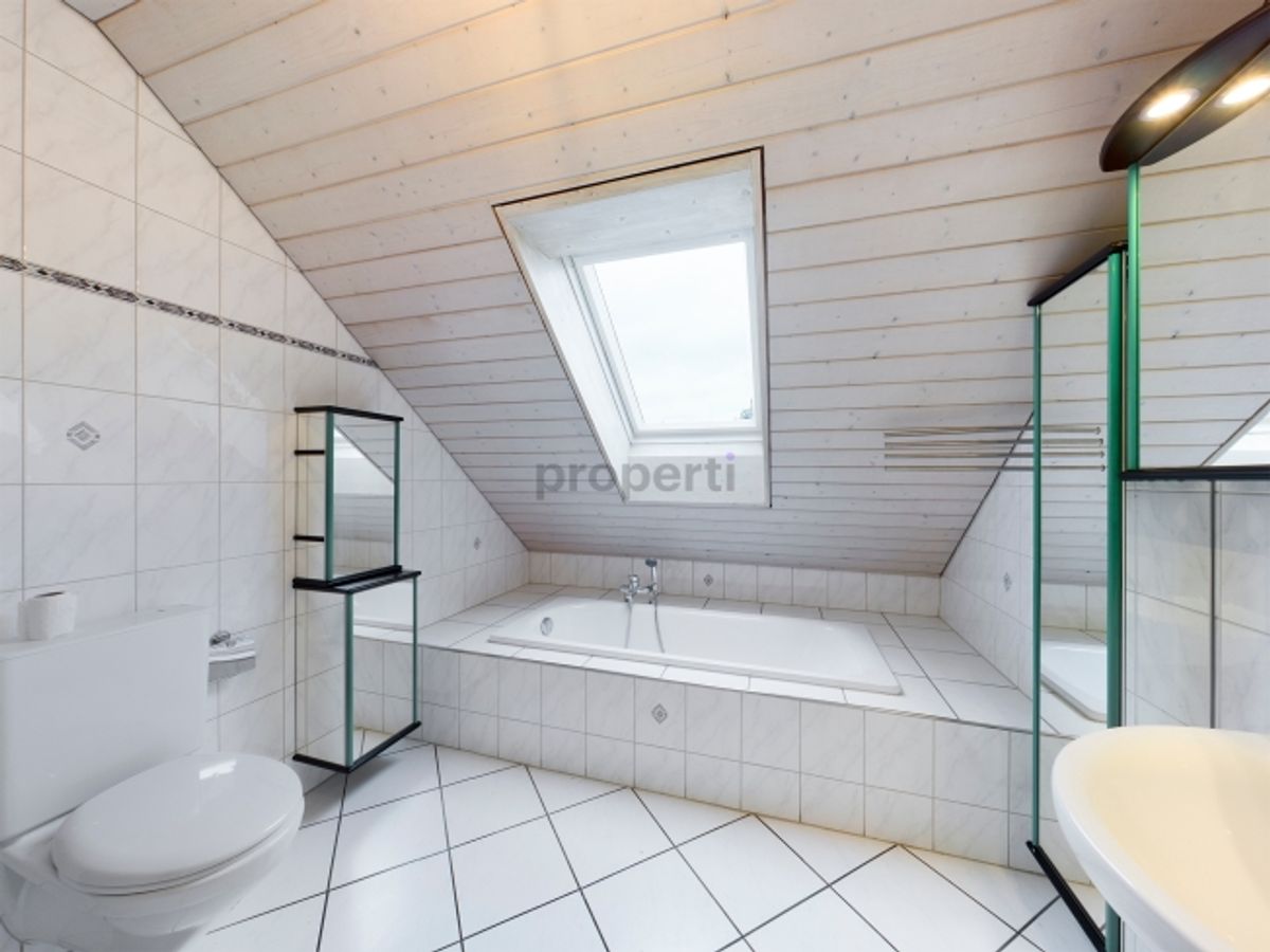Ruhige 3.5-Zimmer-Dachwohnung mit Charme und Südwestbalkon in Diessbach - 5