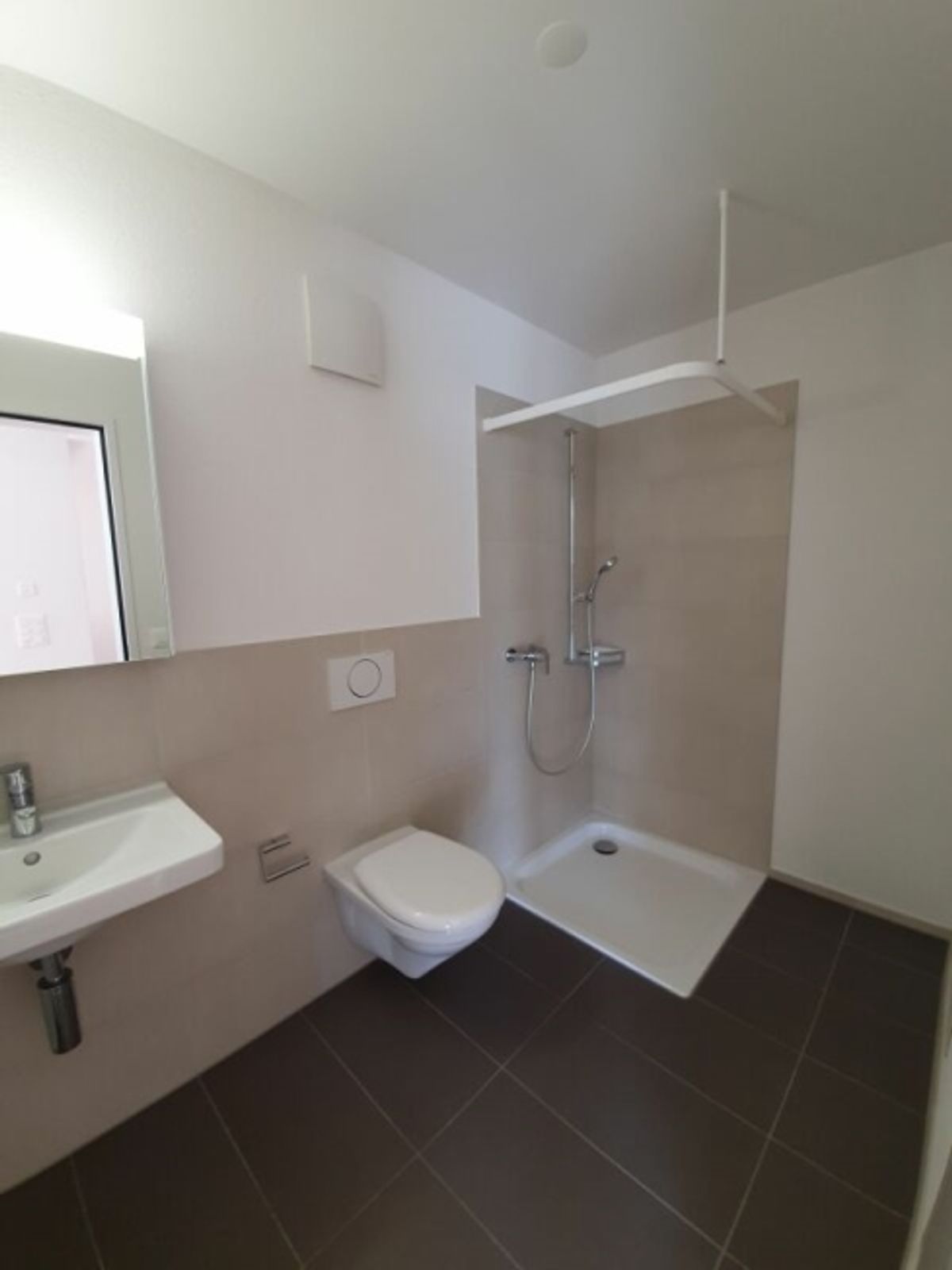 Schöne zentrale 2.5-Zimmer-Wohnung - 1