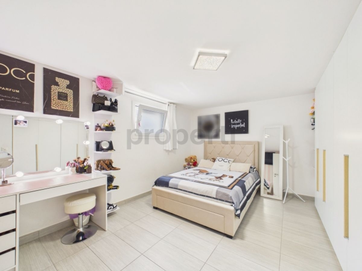 Casa unifamiliare di 6.5 locali con giardino esclusivo e spazi generosi - 6