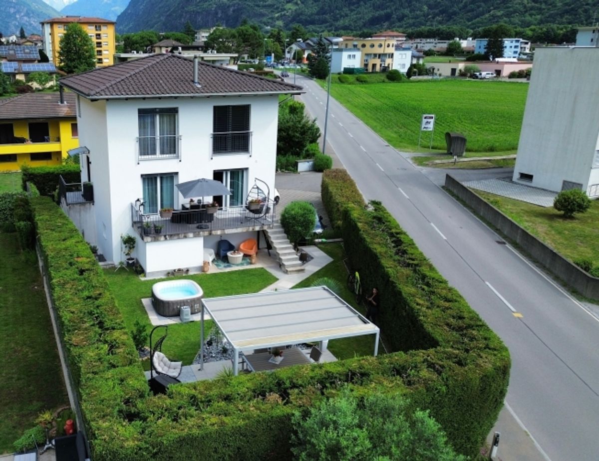 Casa unifamiliare di 6.5 locali con giardino esclusivo e spazi generosi - 0