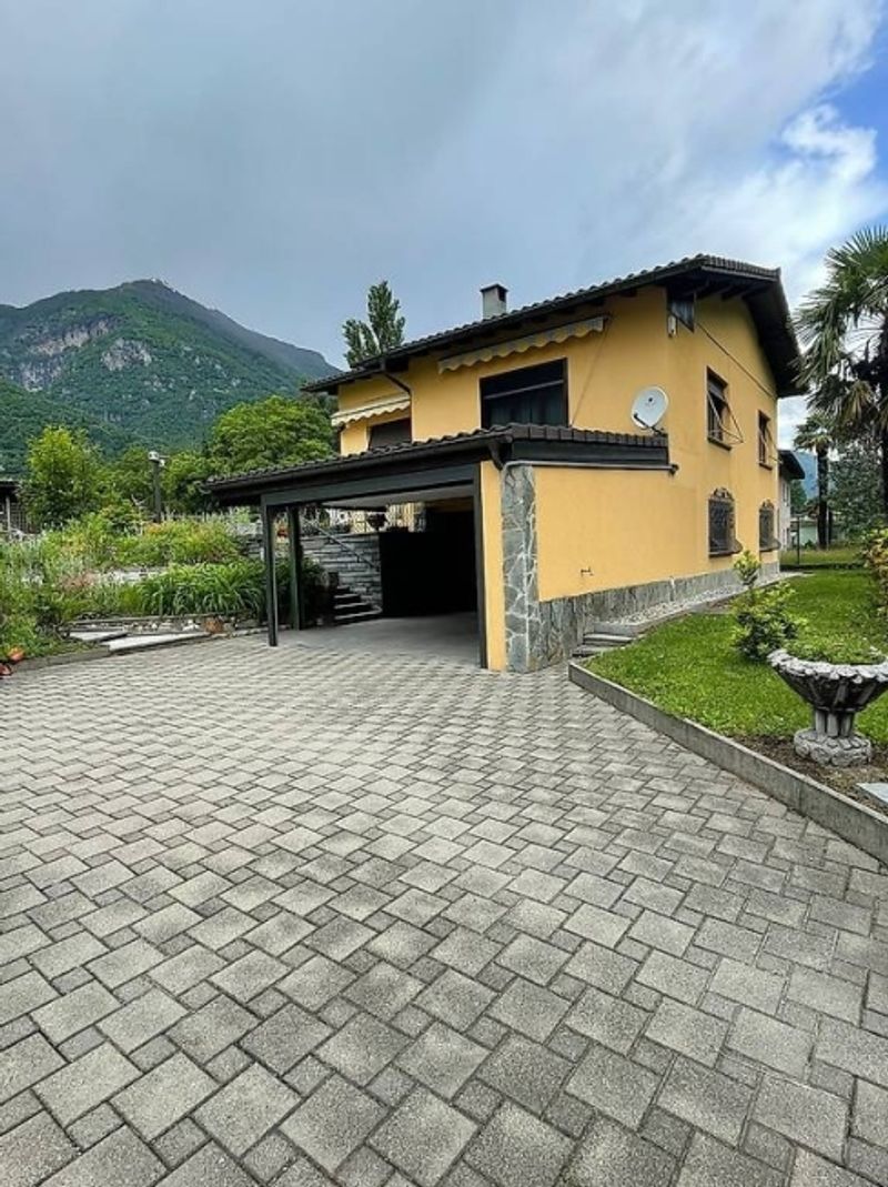 Casa indipendente bifamiliare immersa nel verde con ampio terreno a Cresciano - 1