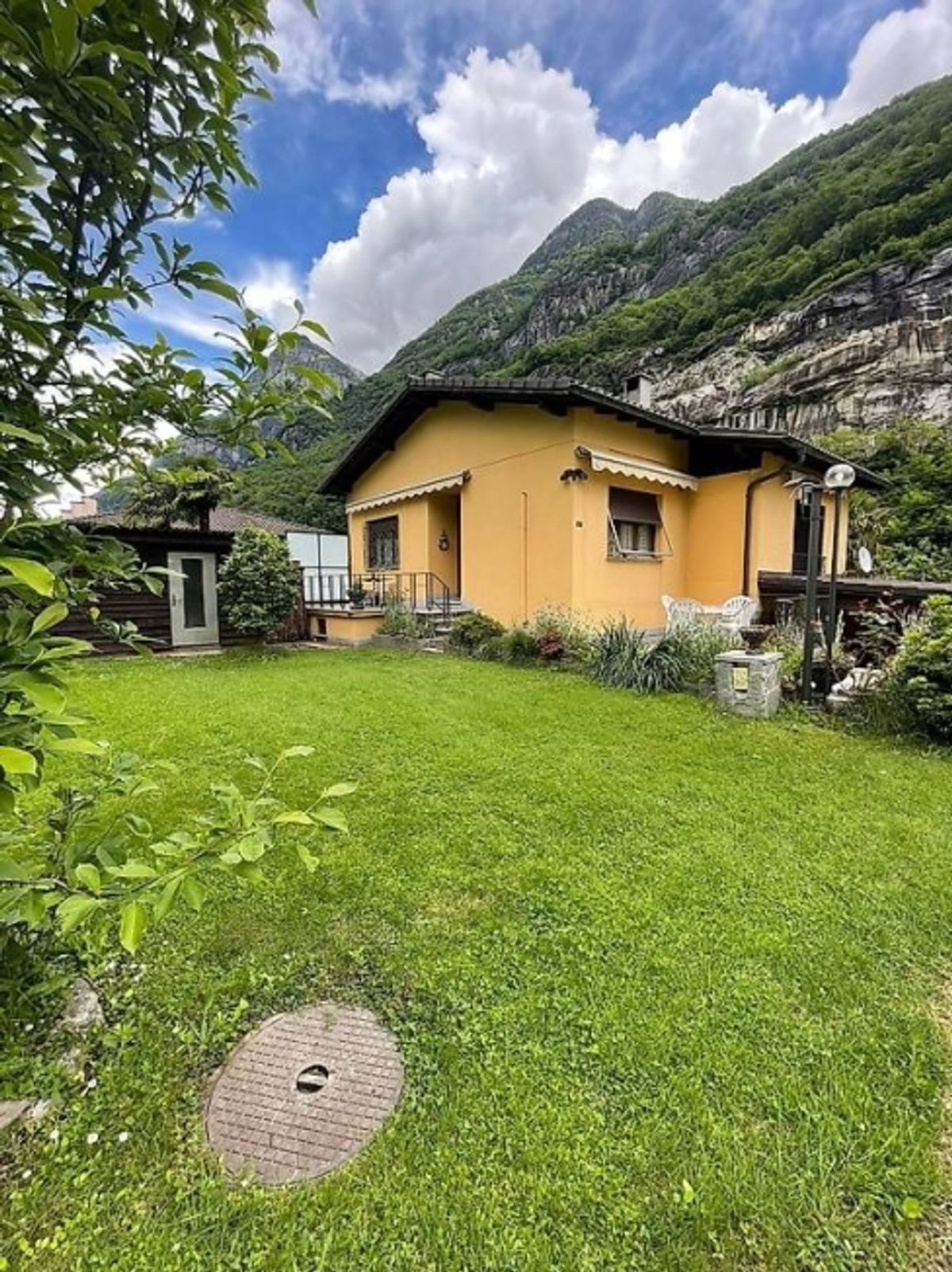 Casa indipendente bifamiliare immersa nel verde con ampio terreno a Cresciano - 1
