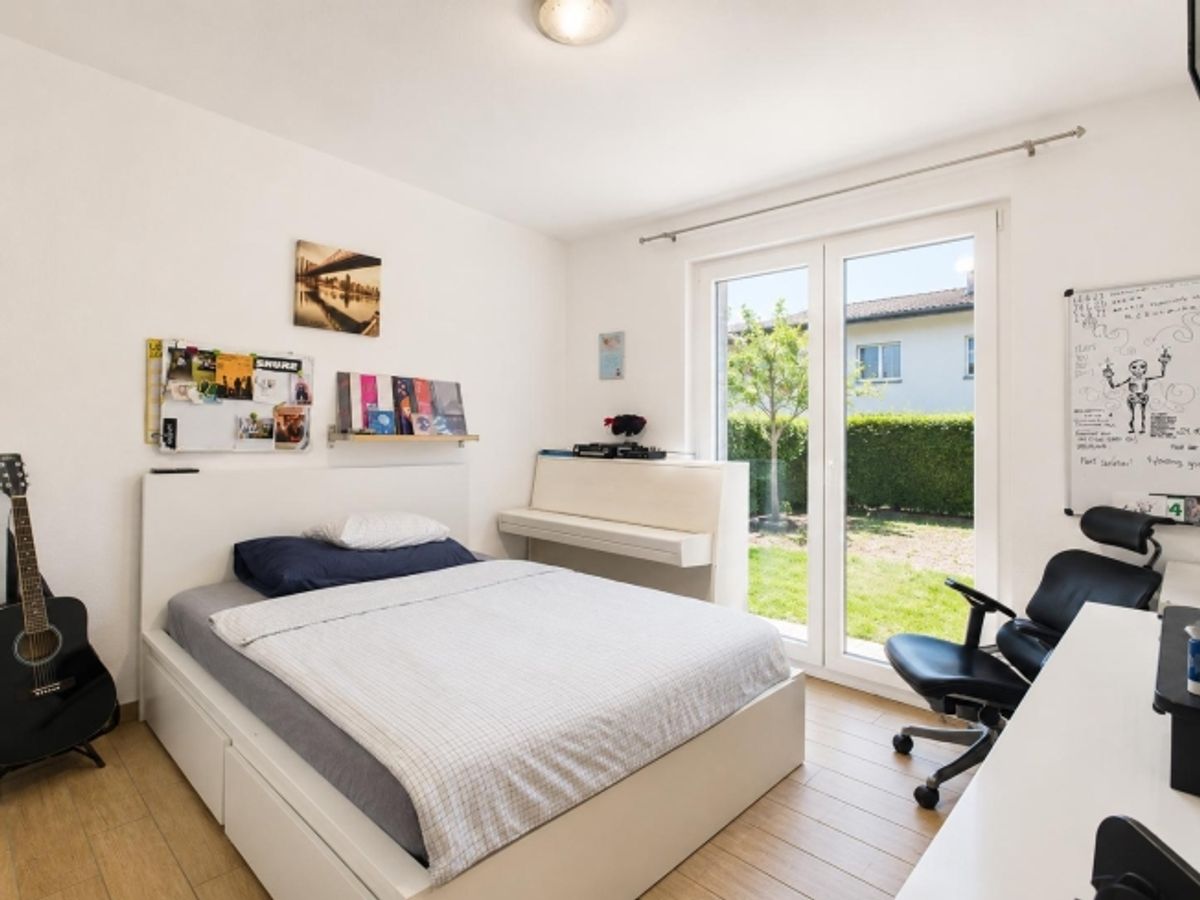 Un grande giardino privato, spazi pensati per la vita in famiglia e la tranquillità di una residenza recente con poche unità abitative. - 4