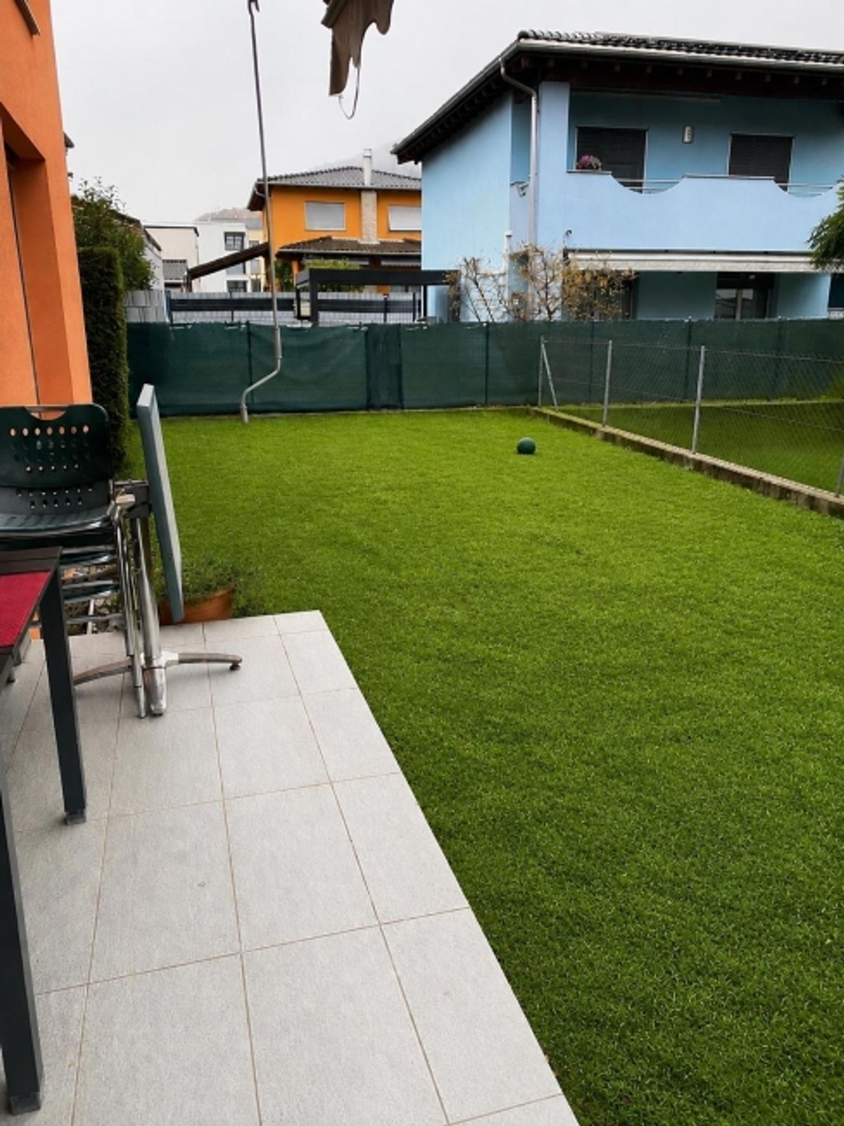 Un grande giardino privato, spazi pensati per la vita in famiglia e la tranquillità di una residenza recente con poche unità abitative. - 7