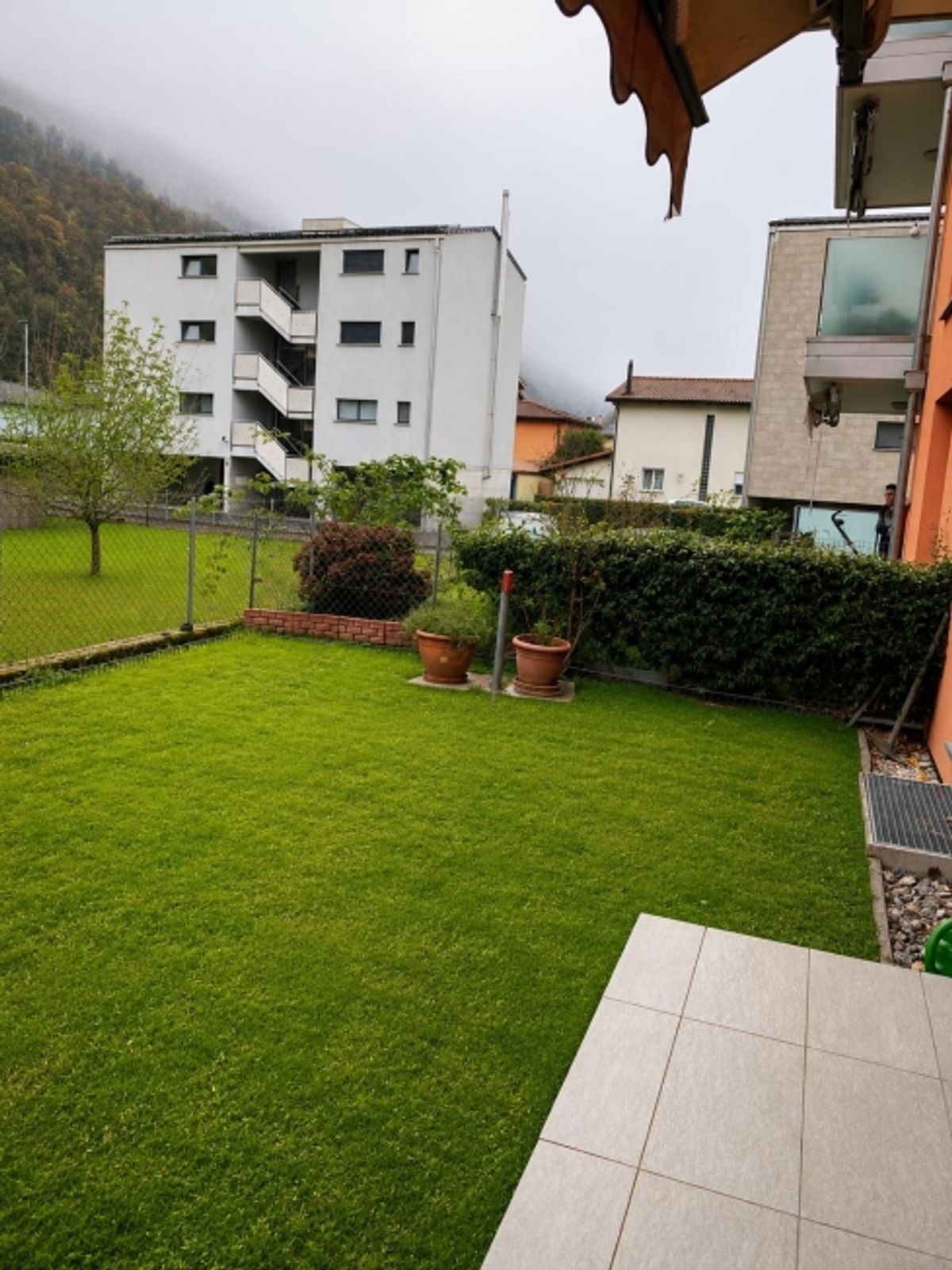 Un grande giardino privato, spazi pensati per la vita in famiglia e la tranquillità di una residenza recente con poche unità abitative. - 8