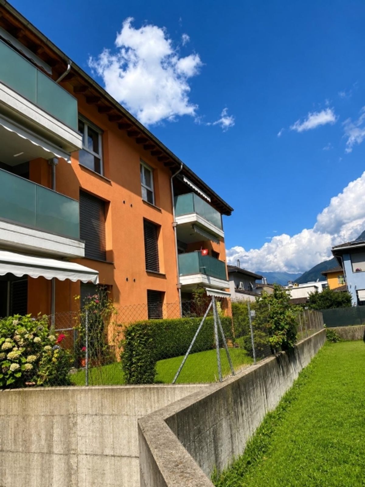 Un grande giardino privato, spazi pensati per la vita in famiglia e la tranquillità di una residenza recente con poche unità abitative. - 9