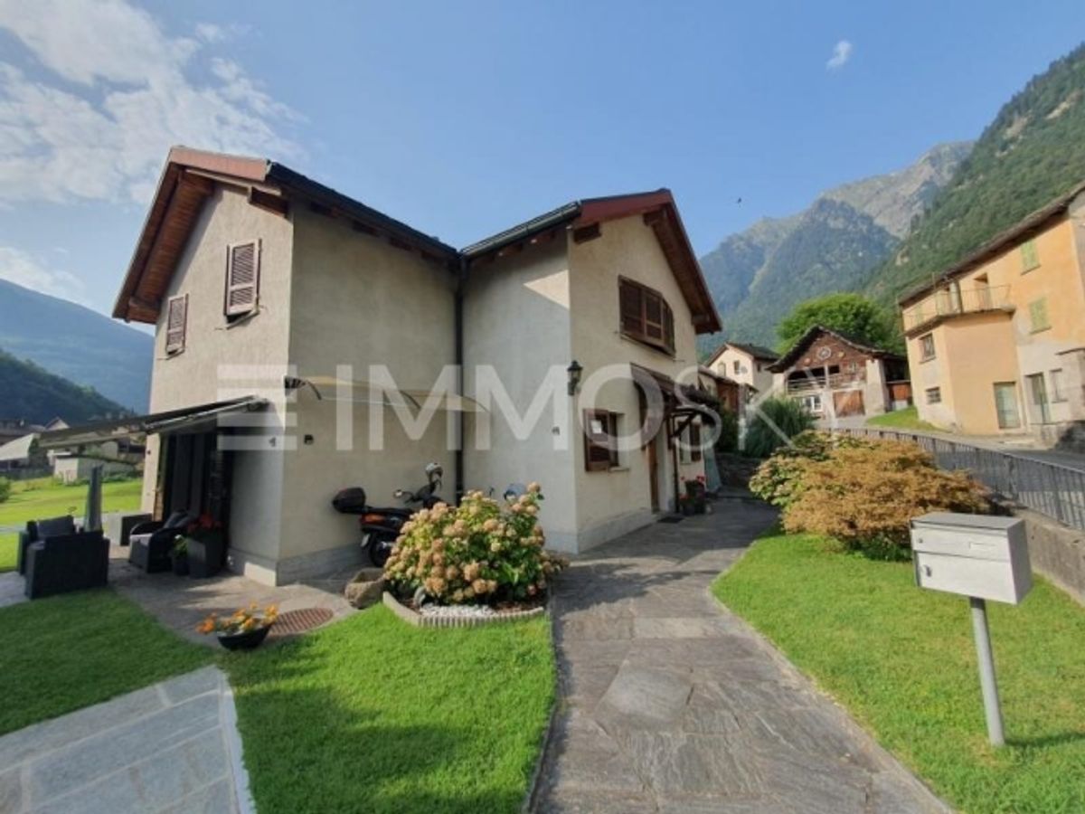 Einstehendes Haus mit Bergpanorama und Außenbereichen - 0