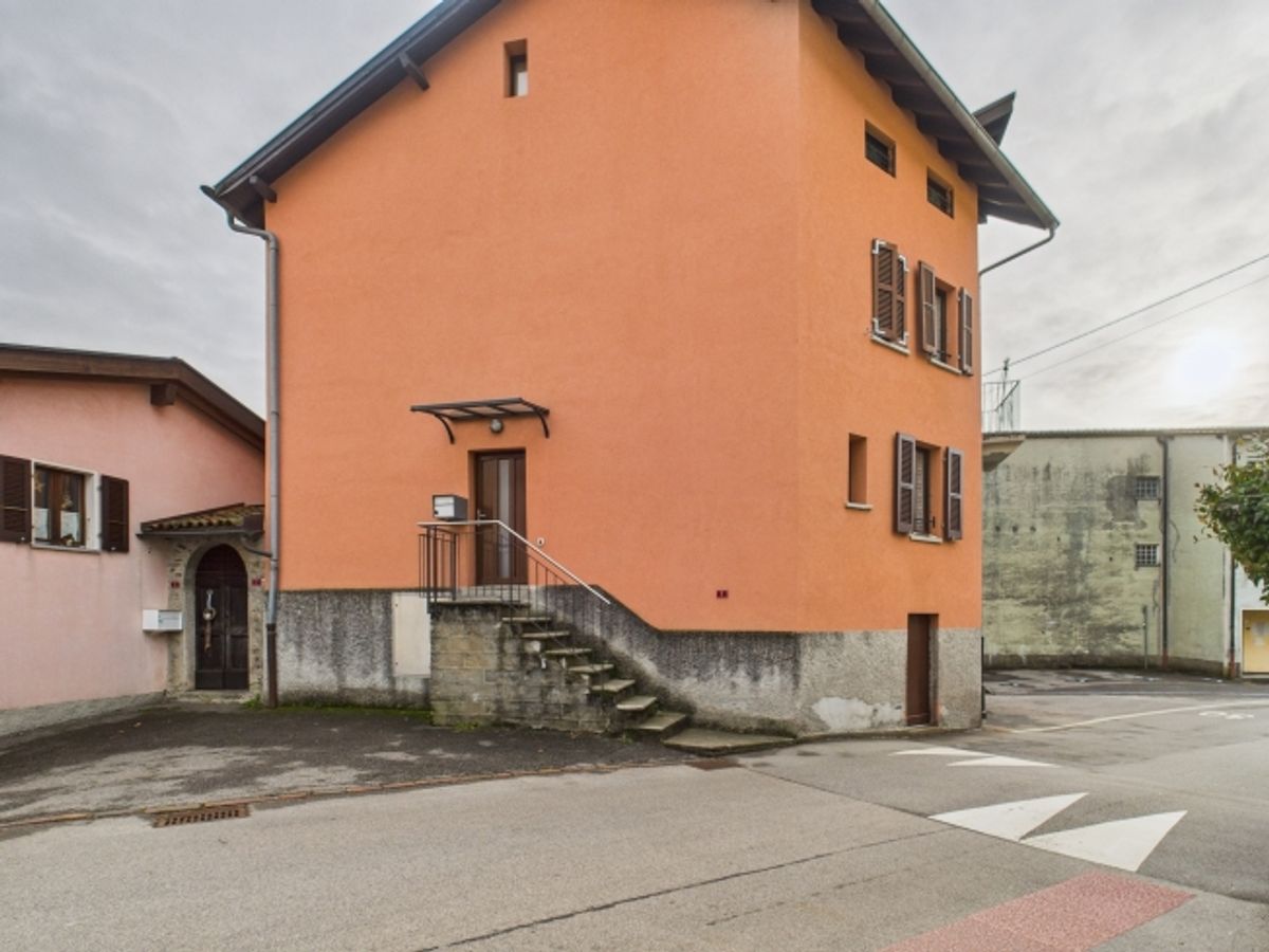 Ampia e luminosa casa a schiera indipendente di 5 locali a Novaggio - 9