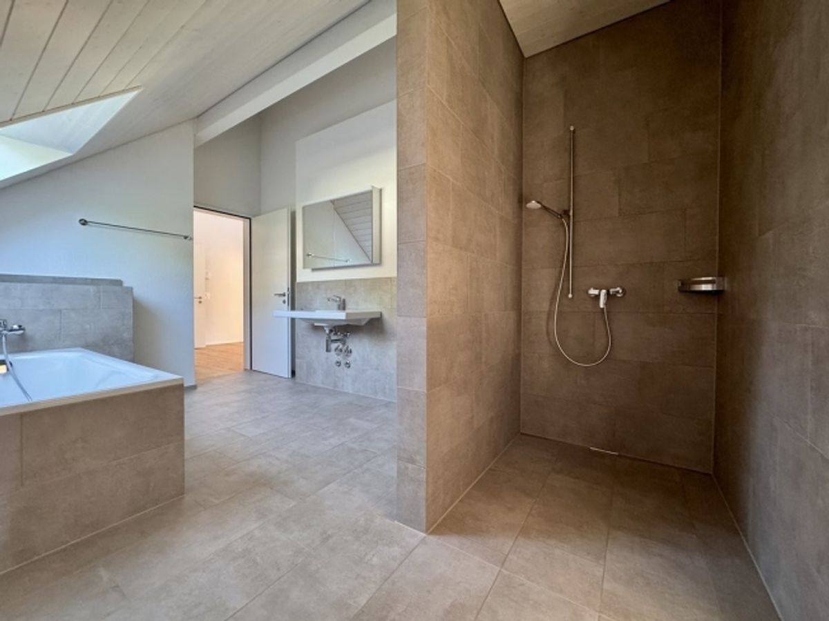 SCHÖN UND MODERN MIT GROSSEM BALKON - 9