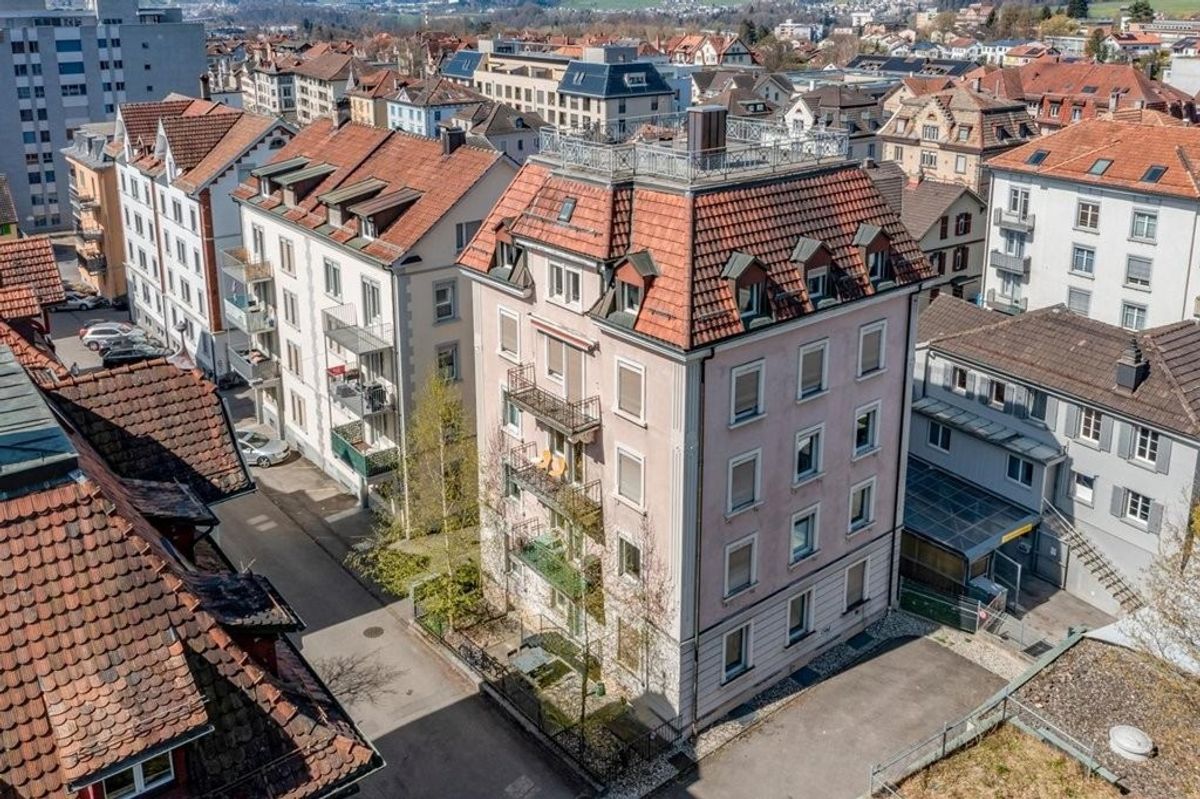 Einzigartige 5.5-Zimmer-Wohnung mit Dachterrasse & grossem Estrich - 0