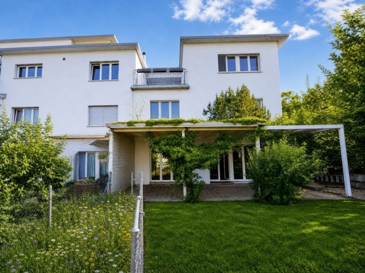 "Aussergewöhnlich grosszügiges 7.5-Zimmer mit Südgarten und vielseitigem 2. Obergeschoss" - 1