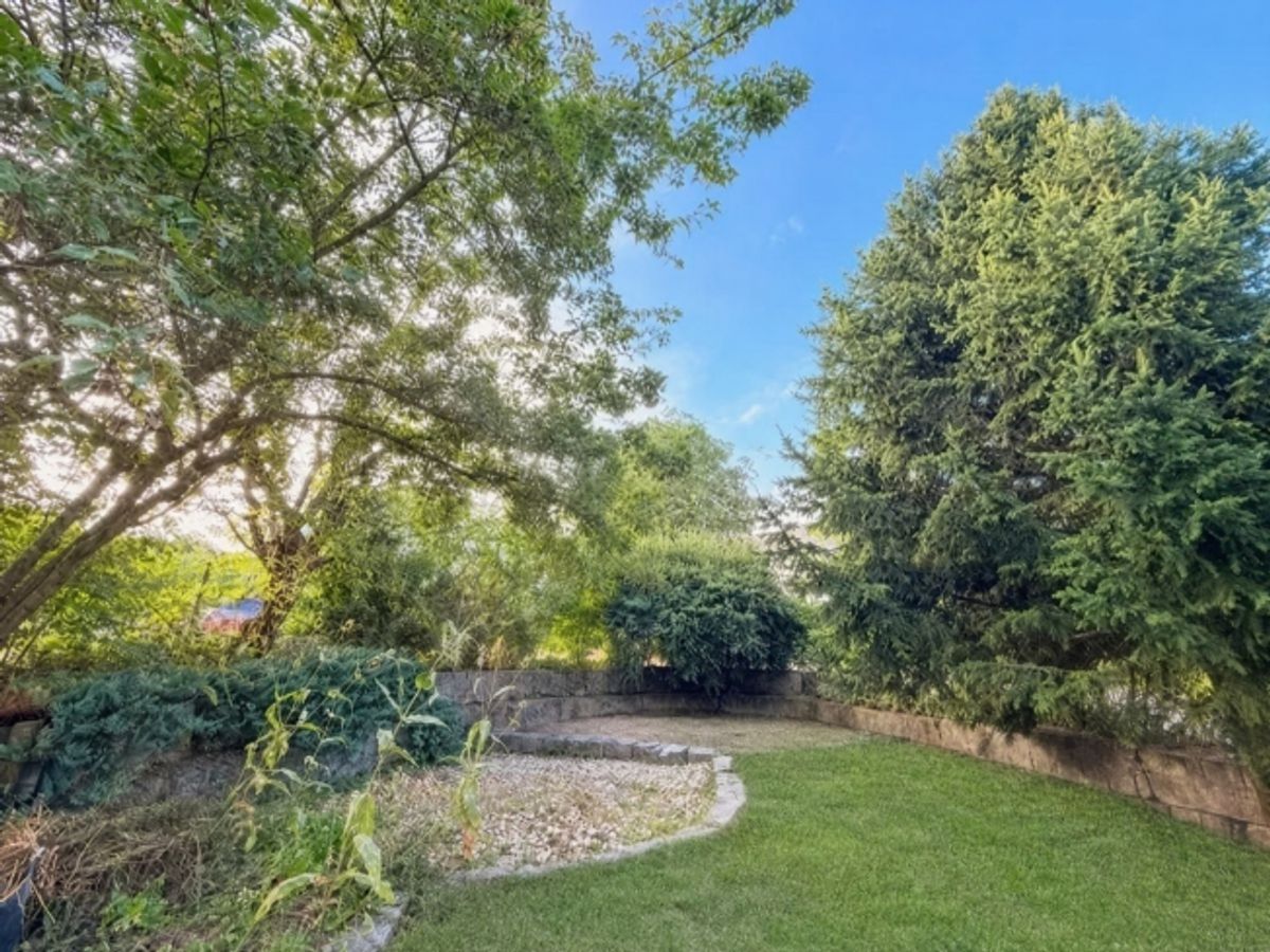 "Aussergewöhnlich grosszügiges 7.5-Zimmer mit Südgarten und vielseitigem 2. Obergeschoss" - 7