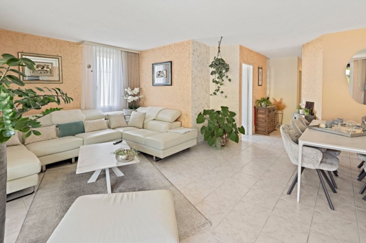 Modernes Familienbijou zuoberst mit Blick ins Grüne - 0