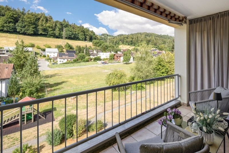 Modernes Familienbijou zuoberst mit Blick ins Grüne - 3