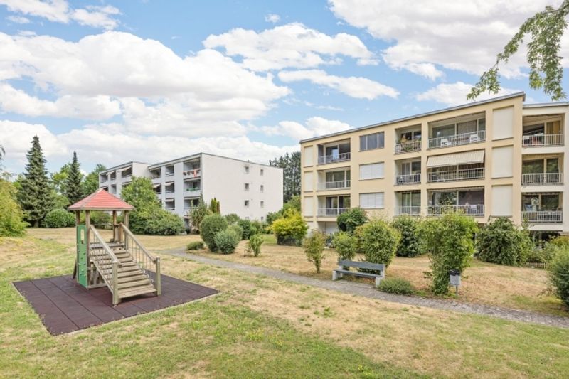Modernes Familienbijou zuoberst mit Blick ins Grüne - 12