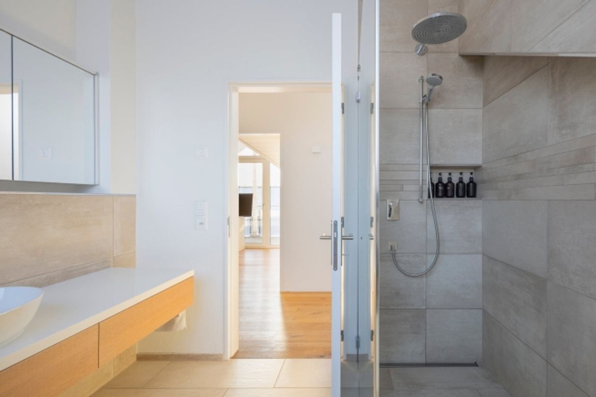 Teilseesicht mit zwei Loggias und modernem Ausbau - 8