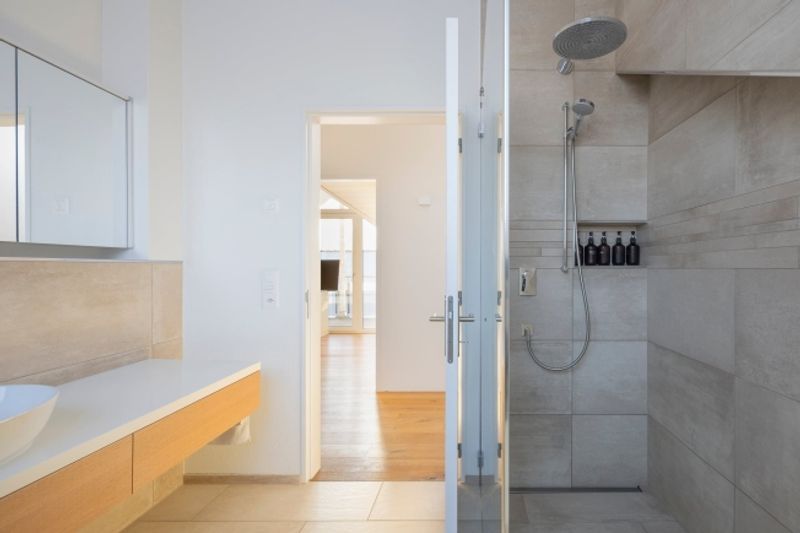 Teilseesicht mit zwei Loggias und modernem Ausbau - 9