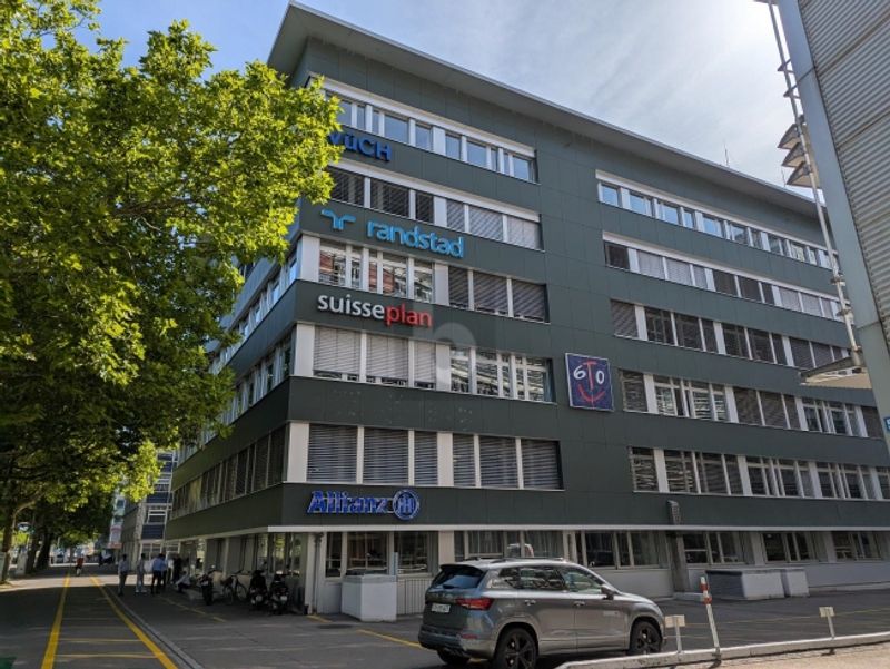 FLEXIBEL MIT EMPFANG, TERRASSE UND WARENLIFT - 1
