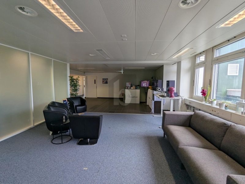 FLEXIBEL MIT EMPFANG, TERRASSE UND WARENLIFT - 2