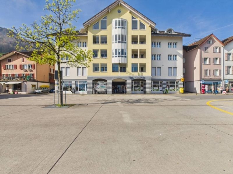 Attraktive Anlageimmobilie an bester Lage in Beckenried  Gewerbefläche mit Seesicht - 1