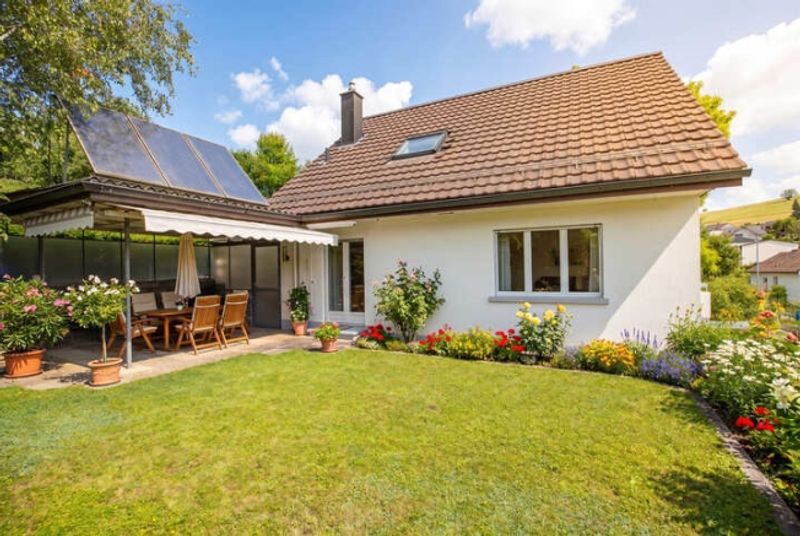 HANGLAGE UND VIEL POTENZIAL - FREISTEHENDES 6.5 ZIMMER EINFAMILIENHAUS - 1