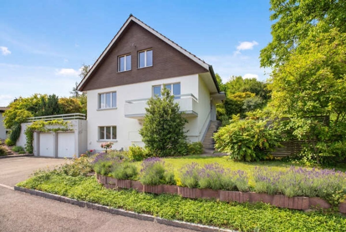 HANGLAGE UND VIEL POTENZIAL - FREISTEHENDES 6.5 ZIMMER EINFAMILIENHAUS - 1