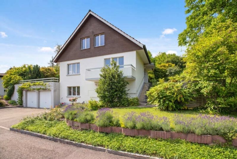 HANGLAGE UND VIEL POTENZIAL - FREISTEHENDES 6.5 ZIMMER EINFAMILIENHAUS - 2