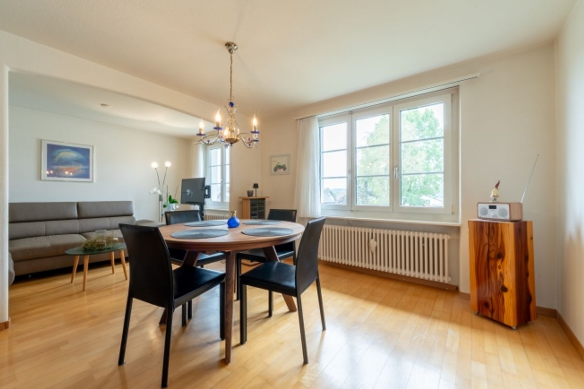 Grosszügiges Zweifamilienhaus mit idyllischem Garten - 1