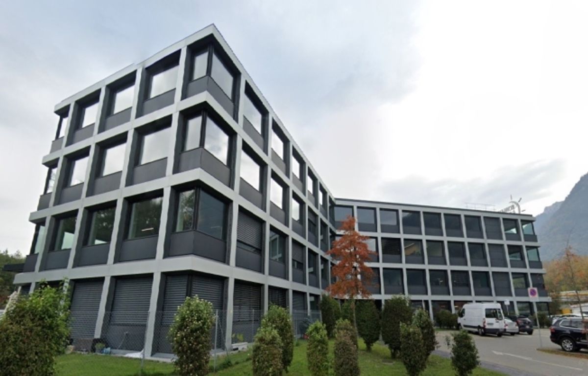 Wir bieten Ihnen einen hellen Geschäftsraum, der perfekt an die Bedürfnisse von Unternehmen im tertiären Bereich angepasst ist, die einen modernen, flexiblen und gut gelegenen Raum suchen. Das Gebäude - 0