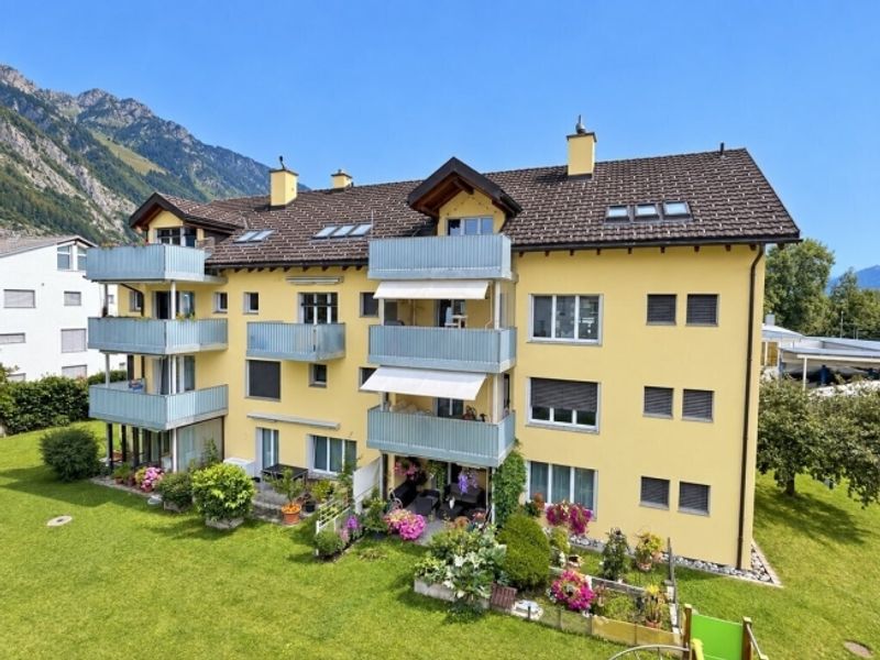 Ankommen und wohlfühlen Helle 3.5-Zimmer-Dachwohnung in Felsberg - 1