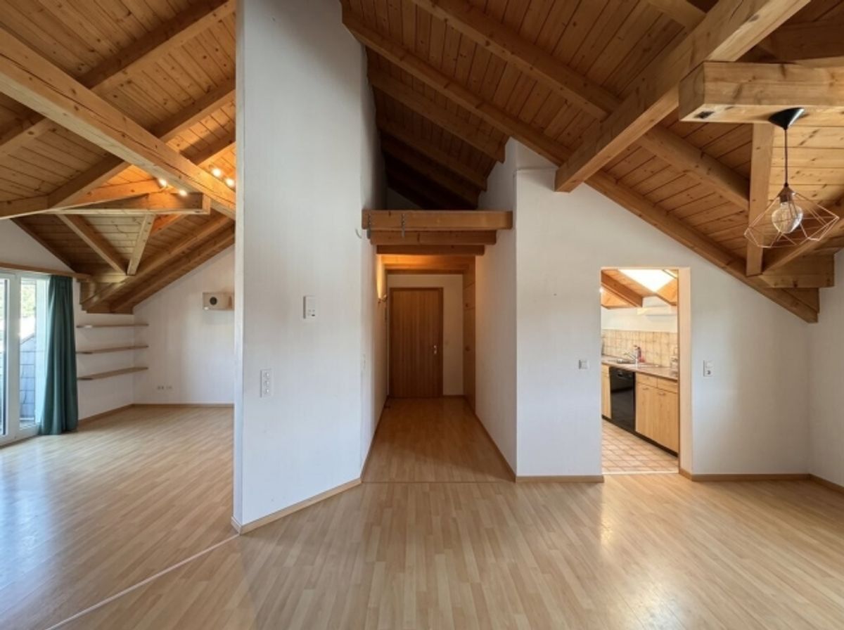 Ankommen und wohlfühlen Helle 3.5-Zimmer-Dachwohnung in Felsberg - 1