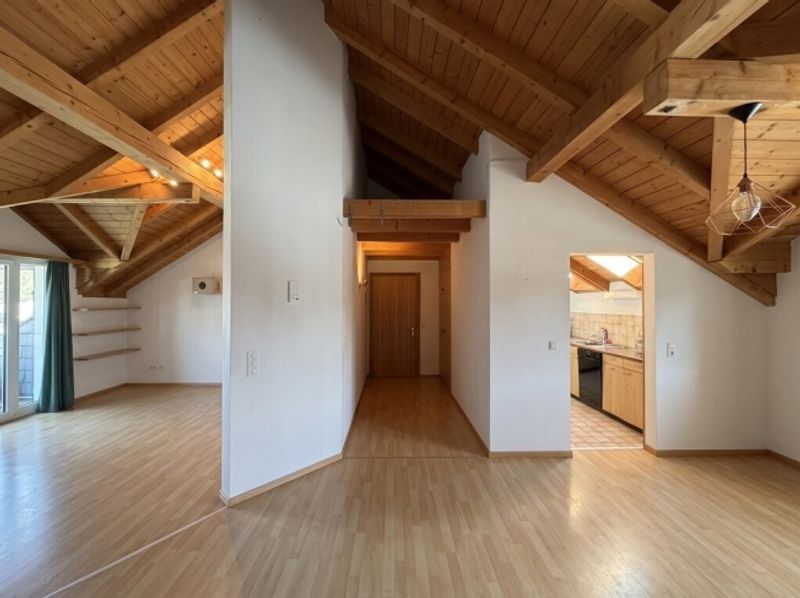 Ankommen und wohlfühlen Helle 3.5-Zimmer-Dachwohnung in Felsberg - 2