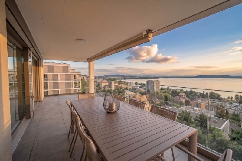 Eine außergewöhnliche 4,5-Zimmer-Wohnung mit Blick auf den Neuchâtelsee - 2