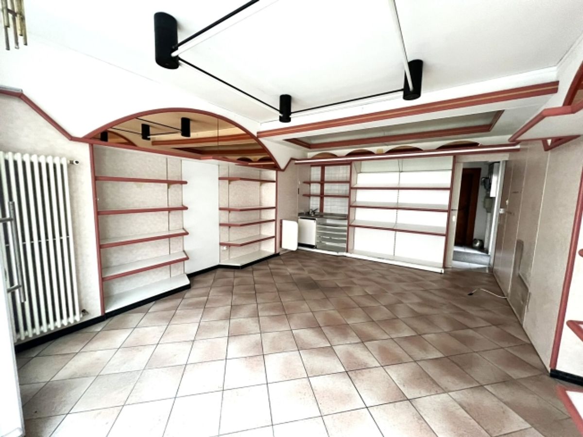 St-Imier, Gewerbegebiet im Zentrum des Dorfes mit Fenster - 1