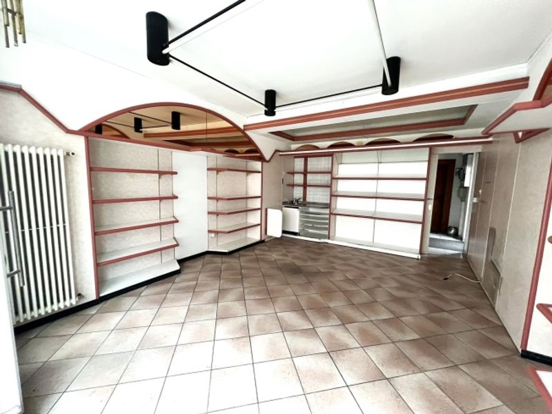 St-Imier, Gewerbegebiet im Zentrum des Dorfes mit Fenster - 2