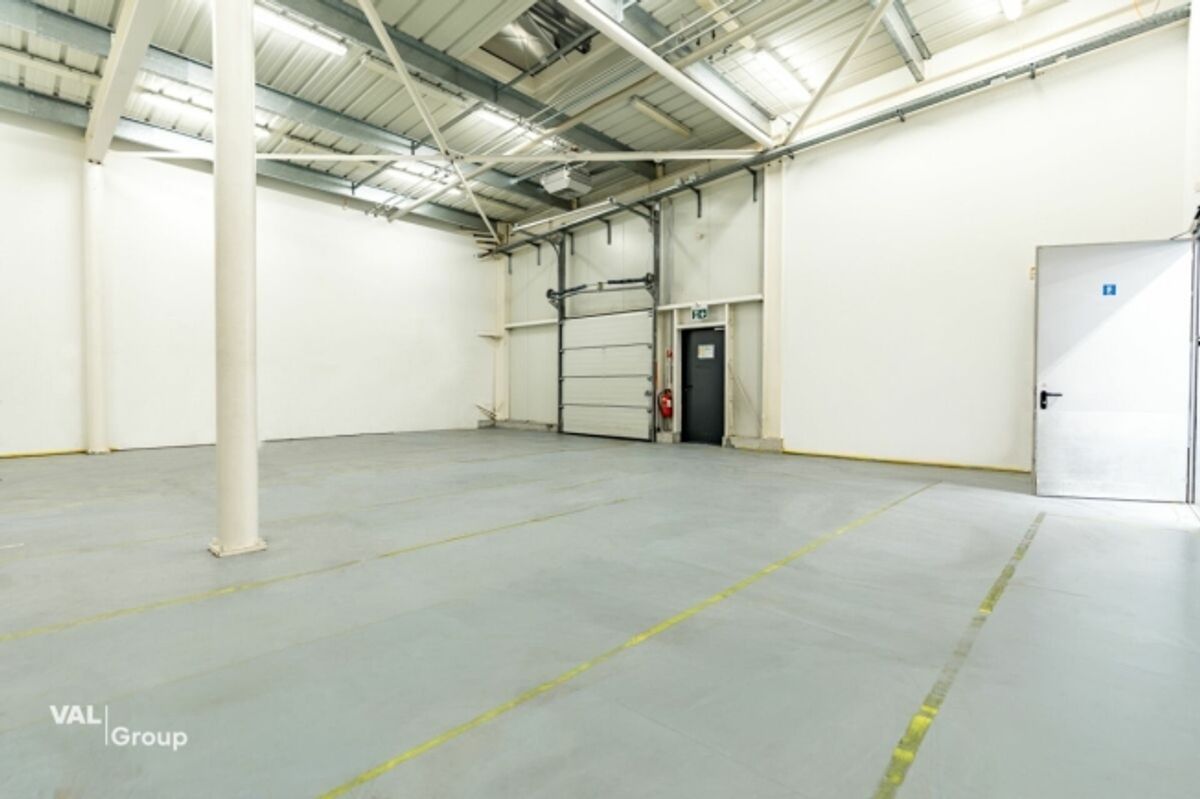 Moderne Gewerbehalle im Fachmarkt «Dreispitz» - 3