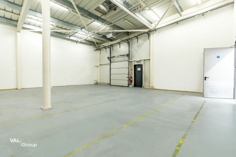 Moderne Gewerbehalle im Fachmarkt «Dreispitz» - 4