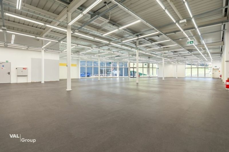 Moderne Gewerbehalle im Fachmarkt «Dreispitz» - 7