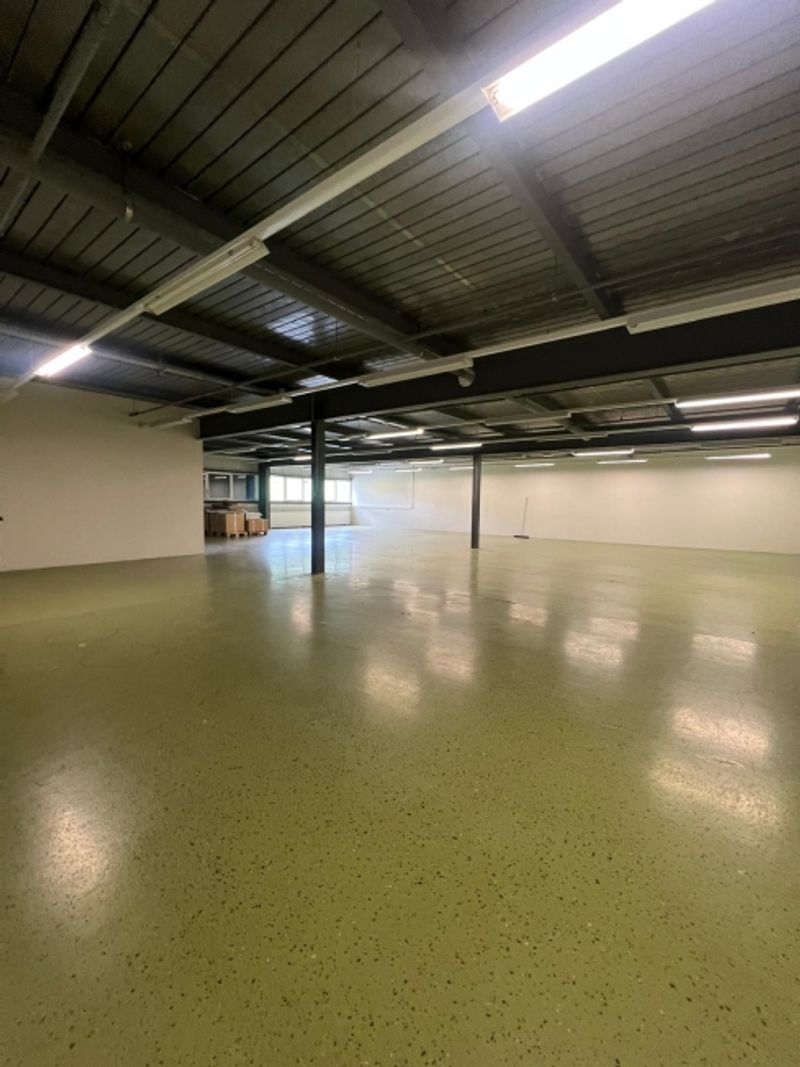 Dépôt de 322 m² au 1er étage – proche autoroute - 2