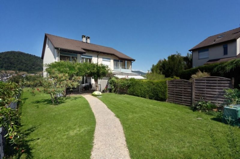 5.5-Zimmer-Einfamilienhaus mit schönem Garten und Garage - 1