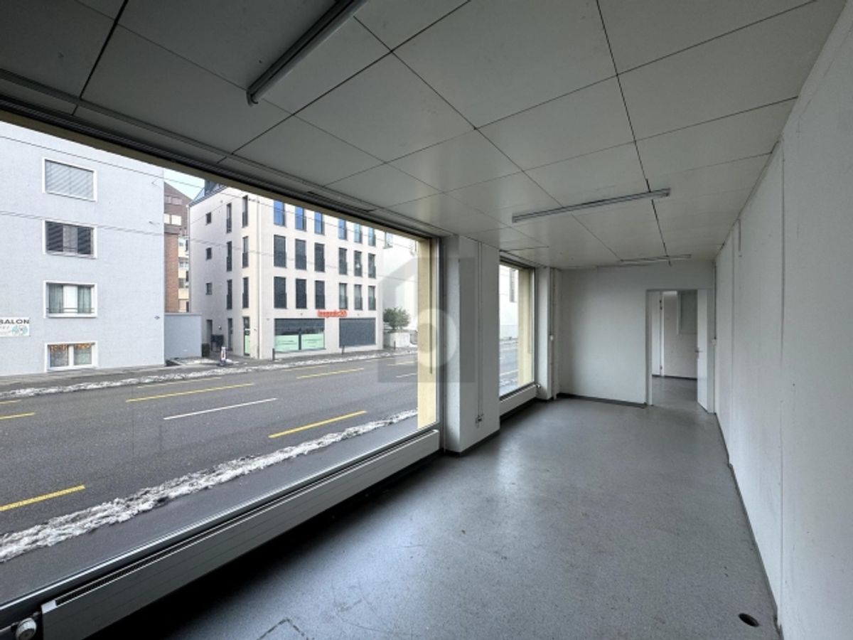 AN TOP LAGE MIT GROSSEM SCHAUFENSTER - 1