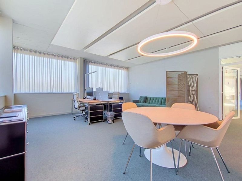 Nous vous proposons une surface commerciale lumineuse, parfaitement adaptée aux besoins des entreprises du secteur tertiaire, à la recherche d'un espace moderne, flexible et bien situé. L'immeuble est - 5