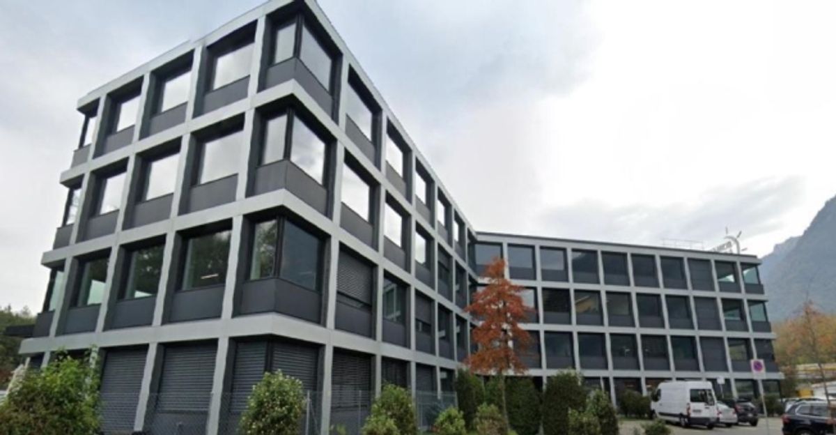 Nous vous proposons une surface commerciale lumineuse, parfaitement adaptée aux besoins des entreprises du secteur tertiaire, à la recherche d'un espace moderne, flexible et bien situé. L'immeuble est - 8