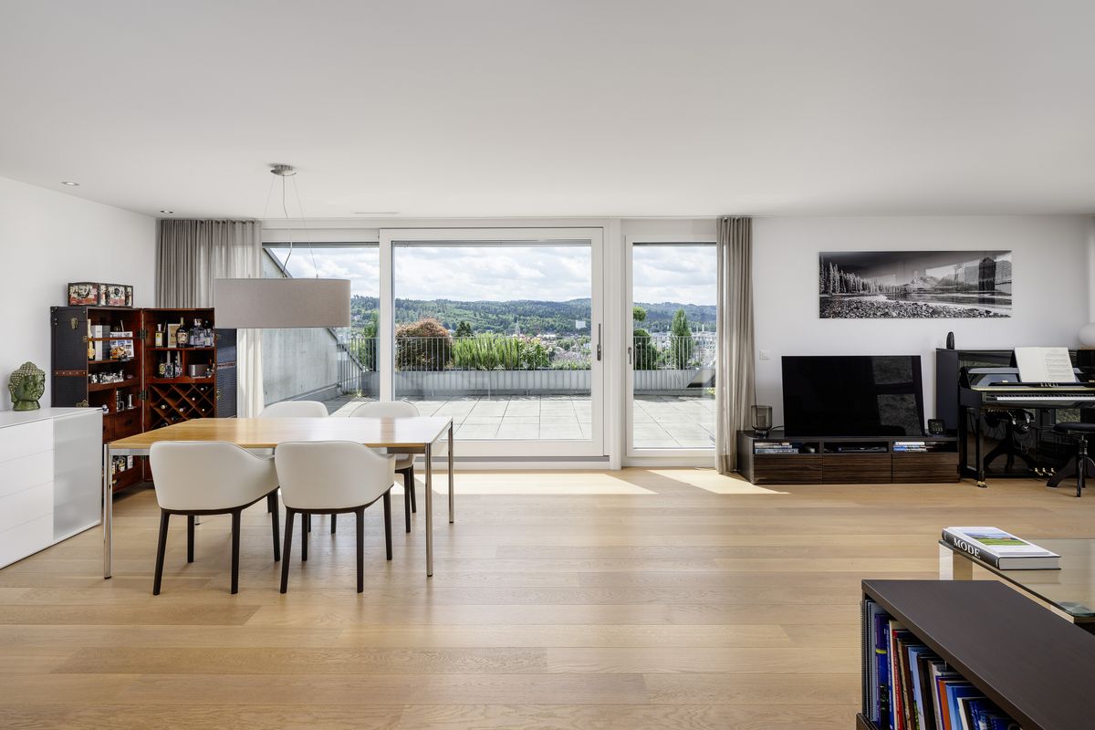 Spacious living with panoramic views - 0