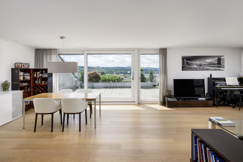 Spacious living with panoramic views - 1