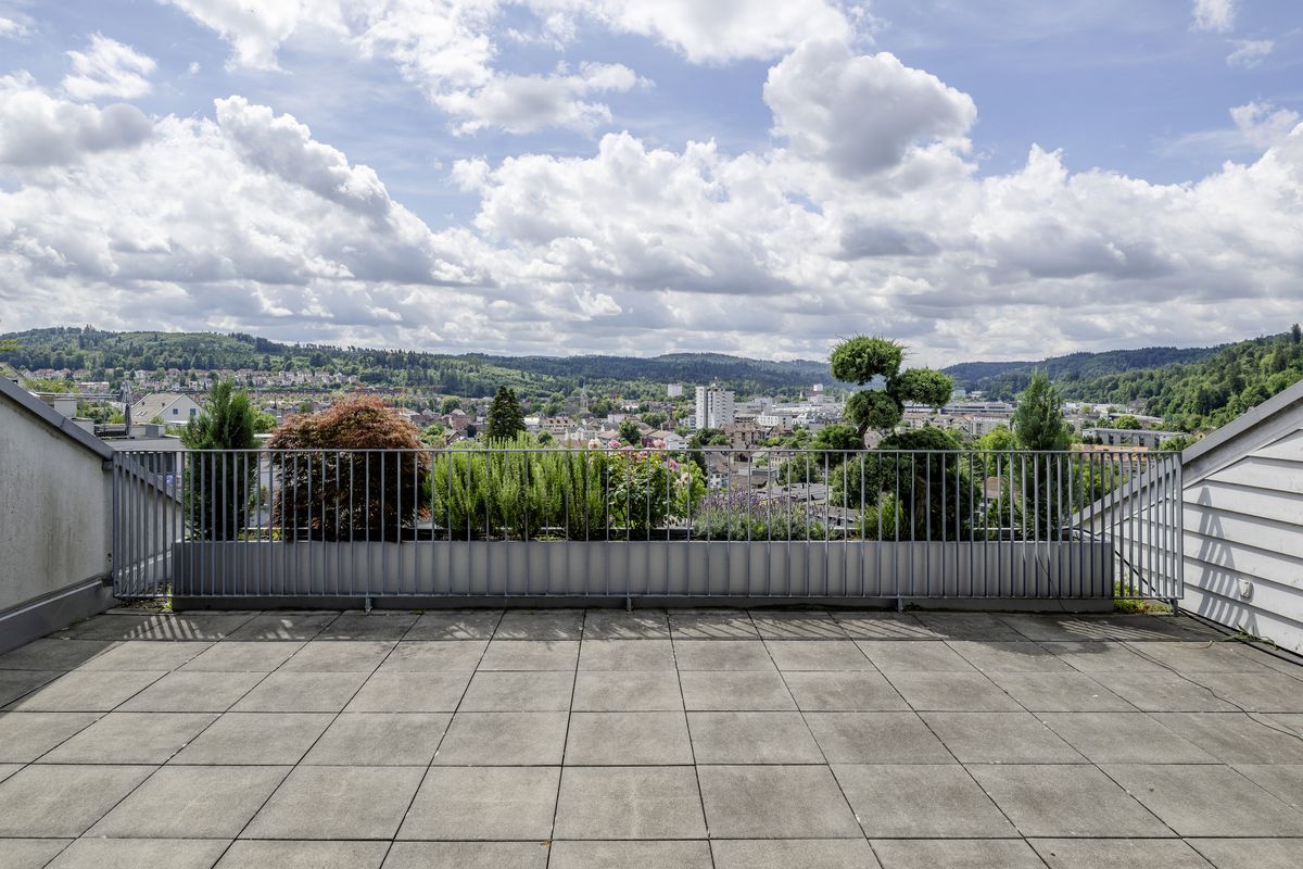 Spacious living with panoramic views - 1