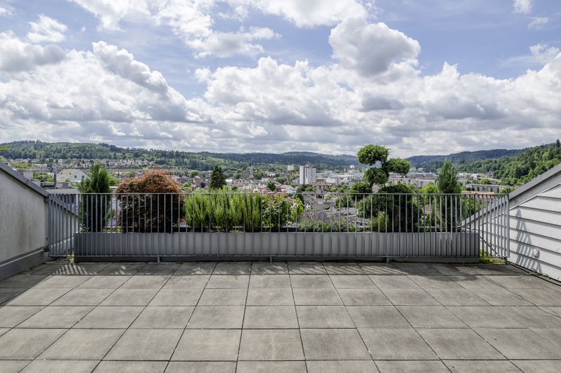 Spacious living with panoramic views - 2