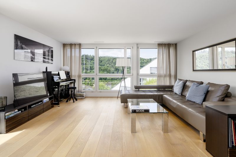 Spacious living with panoramic views - 4