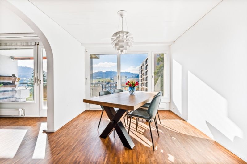 Grosszügige Wohnung mit modernem Ausbau - 3