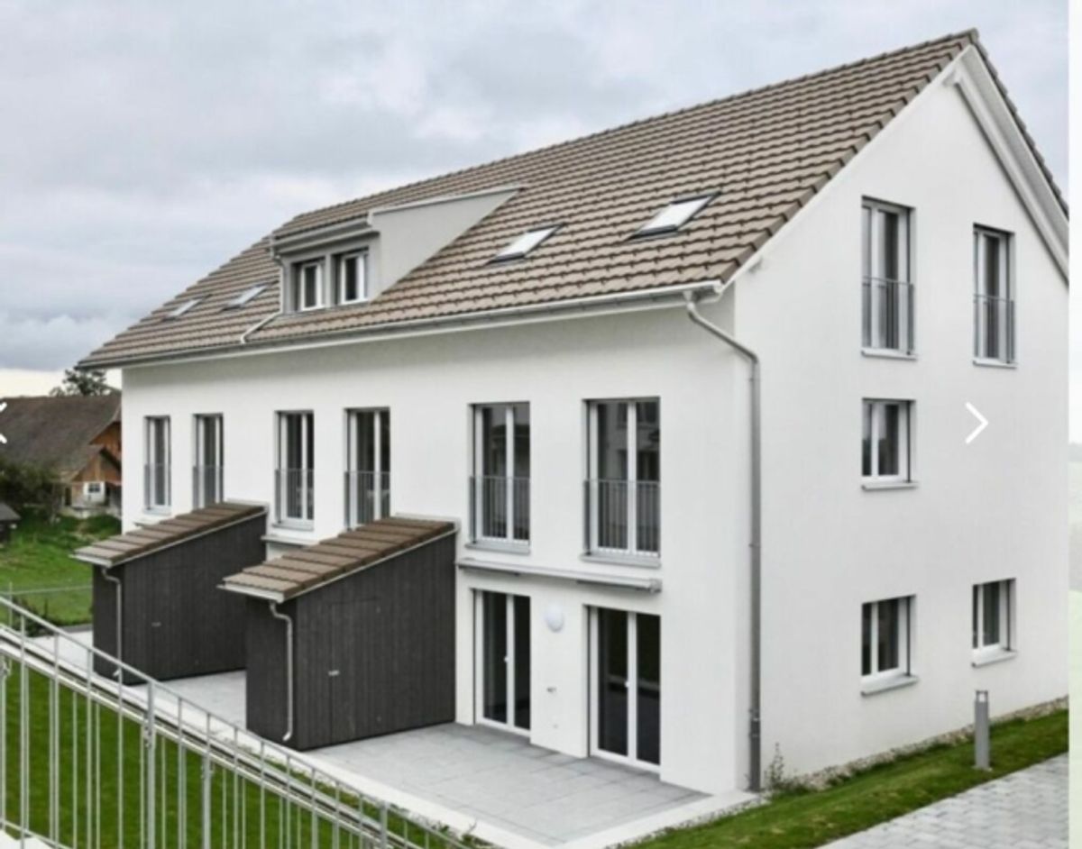 Neuwertiges 6.5 Zimmer Reihen-Eckhaus an ruhiger Lage - 6